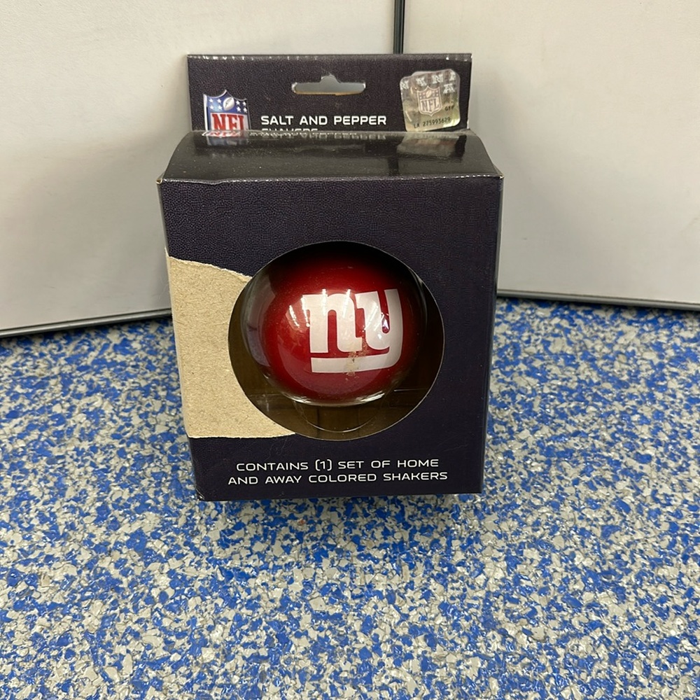 New York Giants salt and pepper shaker